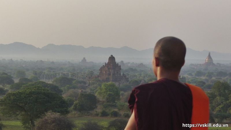 Giải thích nghĩa đen của câu thành ngữ “Cái áo không làm nên thầy tu”